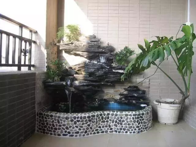 阳台建个假山叠水,听流水叮咚,看鱼儿嬉闹